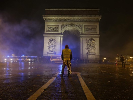 Francia revive su espíritu revolucionario con ola de protestas contra el gobierno