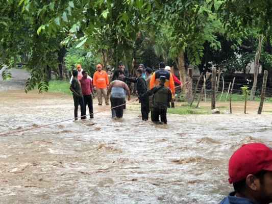 Decenas de familias continúan siendo evacuadas por impacto de Eta en Honduras (FOTOS)