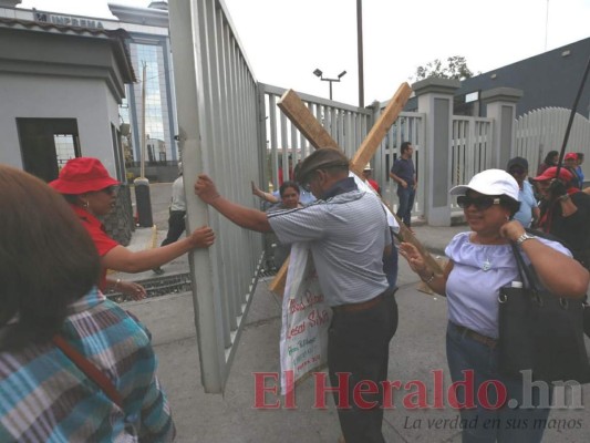 Fotos: Con gritos y quema de llantas ante Inprema, maestros piden derogación de decretos