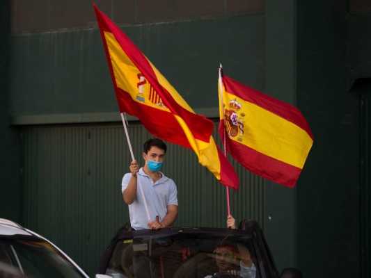 Miles de españoles protestan en carro contra el gobierno por gestión de la pandemia