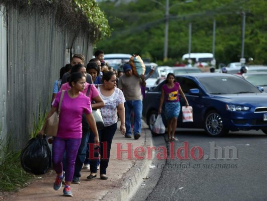 FOTOS: encapuchados bloquearon paso al bulevar Suyapa y anillo periférico