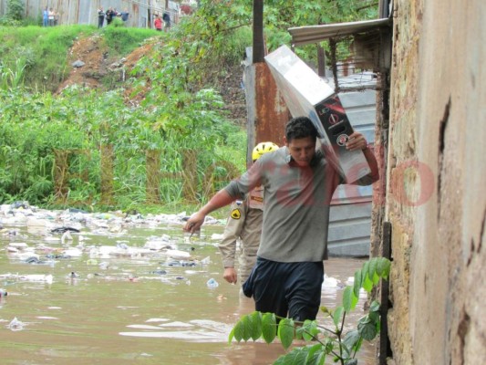 Trasladan a hondureños a albergues por inundaciones tras fuertes lluvias