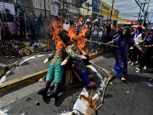 FOTOS: Con quema de monigotes, hondureñas celebran día contra la violencia hacia la mujer