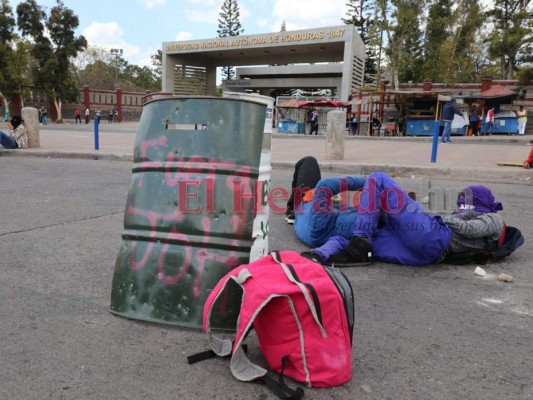 FOTOS: Las tomas enfrente de la UNAH que obstaculizaron el paso vehicular en el bulevar Suyapa