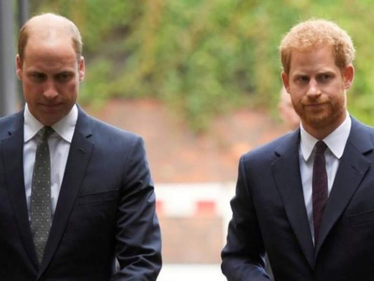 Así fue el incómodo reencuentro de los príncipes Harry y William en el funeral del duque de Edimburgo  