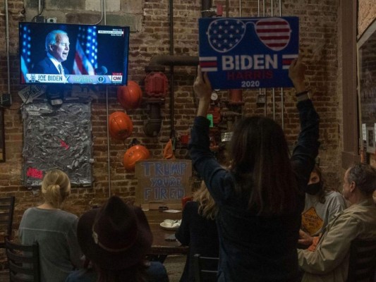 Imágenes de una noche histórica: Biden promete unir a EEUU tras derrotar a Trump