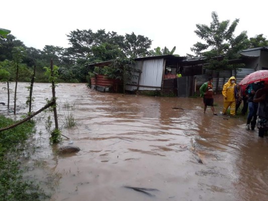 Dramático rescate de familias afectadas por el huracán Eta en Honduras (FOTOS)