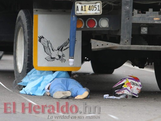 FOTOS: Terrible accidente entre moto y camión cobra la vida de una joven en la cuesta El Chile de la capital