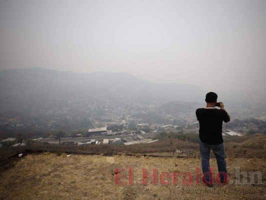 Densa capa de humo cubre la capital de Honduras y deja escasa visibilidad