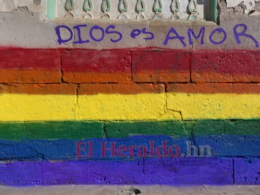 FOTOS: Pintada con la bandera LGTBI amanece iglesia Los Dolores   