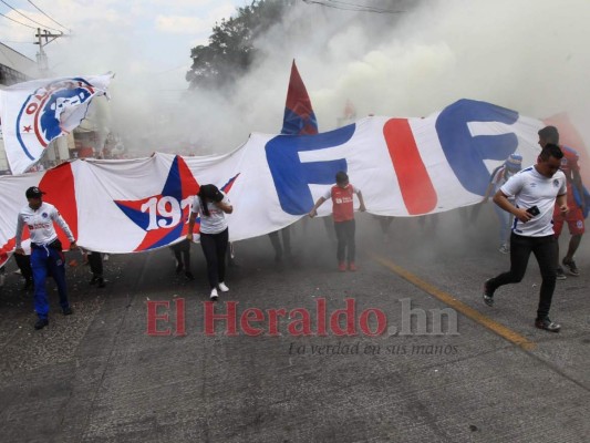 Ultra Fiel llena de algarabía la Plaza Central de Tegucigalpa previo al clásico entre Olimpia y Motagua