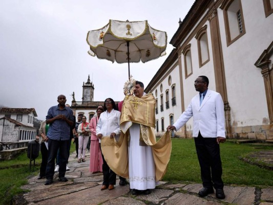 Un domingo de Pascua con las iglesias vacías y un papa solo en el Vaticano