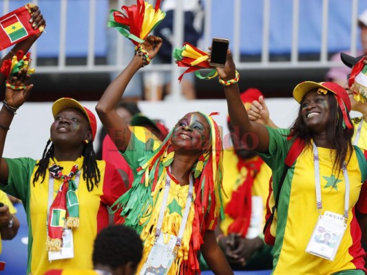 Hermosas colombianas presenciaron el pase a octavos de su equipo ante Senegal