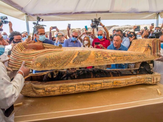 FOTOS: Hallan 59 sarcófagos con momias de 2,600 años de antigüedad