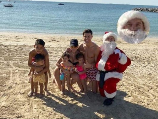 ¿Messi se vistió de Santa? La foto navideña de Cristiano desata una ola de memes