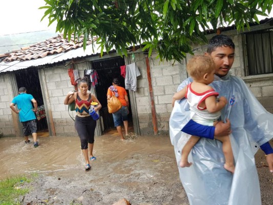 Trasladan a hondureños a albergues por inundaciones tras fuertes lluvias