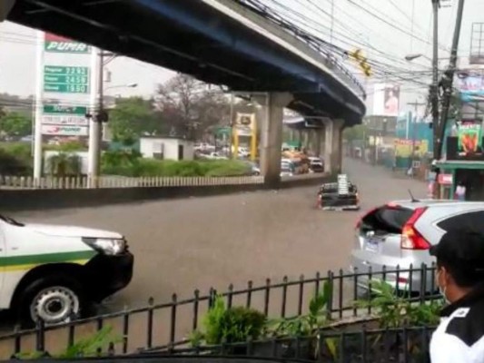 Tráfico, inundaciones y carros atascados por fuerte lluvia en la capital