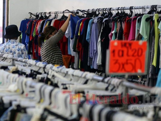 Portando mascarillas, capitalinos visitan comercios para aprovechar promociones de fin de año (Fotos)