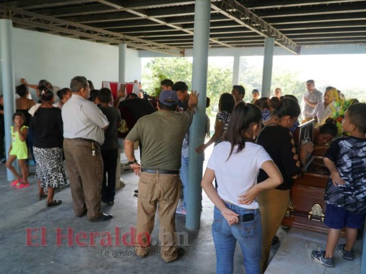 Luto y desgarrador llanto en entierro de víctimas de masacre en Puerto Cortés