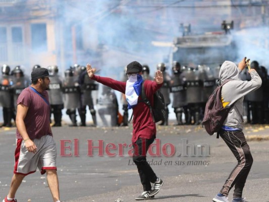 Gases, piedras y caos en marcha alterna de Libre este 15 de septiembre