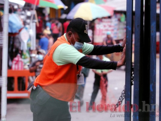 Con o sin mascarilla, capitalinos abarrotan mercados pese a que amenaza persiste (FOTOS)