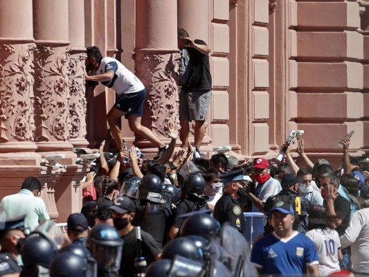 Desesperación de hinchas por decir adiós a Maradona provocó disturbios