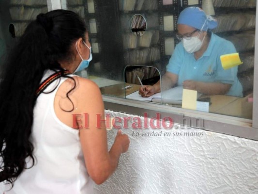 FOTOS: Héroes libran dura batalla contra el covid-19 en triajes y hospitales