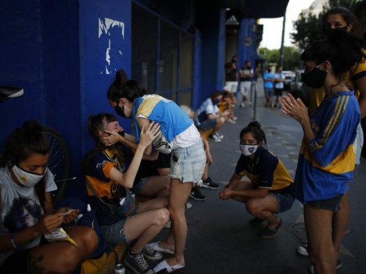 Grandes y chicos lloran a Maradona, el 'pibe de oro' que les llevó a la gloria (FOTOS)