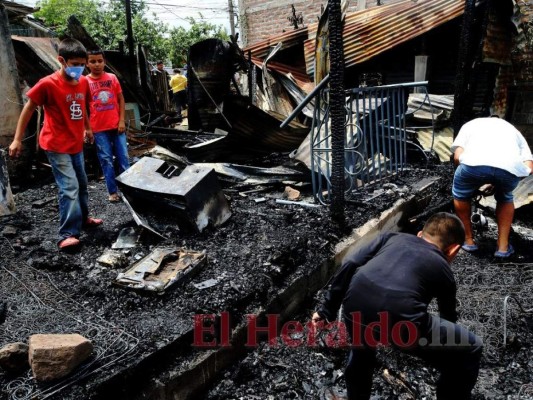 Lágrimas y dolor: incendio arrasa con dos casas en la Nueva Capital (FOTOS)