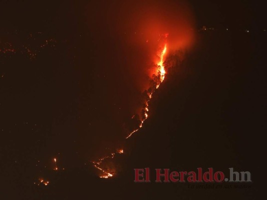 FOTOS: La capital se viste de gris por el humo que dejan los incendios forestales