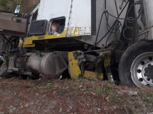 Fotos: Las imágenes que dejó el fuerte choque entre rastra y dos pick up en Zambrano