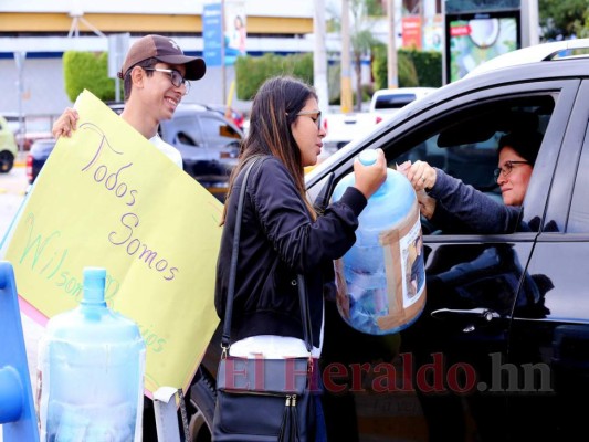 FOTOS: Capitalinos muestran su apoyo a Wilson Berríos en recolecta