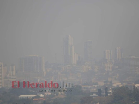 FOTOS: La capital se viste de gris por el humo que dejan los incendios forestales