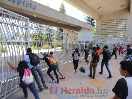 FOTOS: Así derribaron el portón principal estudiantes de la UNAH