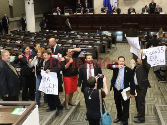 Así fue la protesta de los diputados de Libre en la sesión del Congreso Nacional este jueves