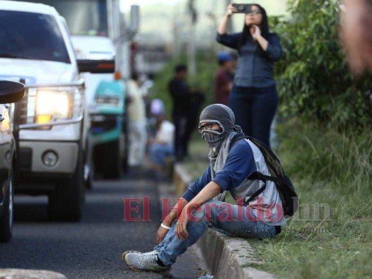 FOTOS: encapuchados bloquearon paso al bulevar Suyapa y anillo periférico