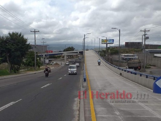 FOTOS: Habilitan puente que conduce del bulevar FFAA a El Prado