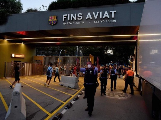 Invasión en el Camp Nou y disturbios de aficionados por la salida de Messi (FOTOS)