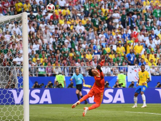 Las atajadas de Memo Ochoa ante Brasil no impidieron que el Tri esté fuera de Rusia 2018