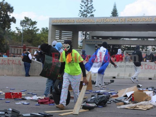 FOTOS: Las tomas enfrente de la UNAH que obstaculizaron el paso vehicular en el bulevar Suyapa