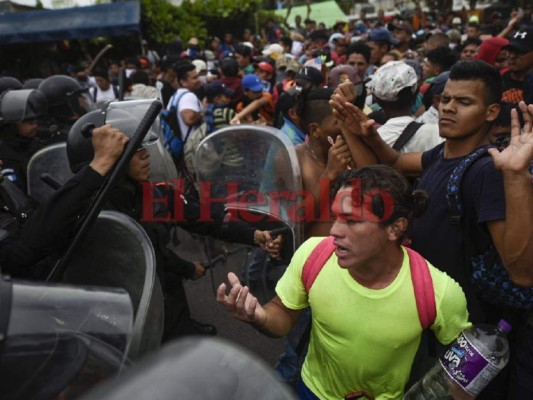 FOTOS: Así fue el caos que protagonizaron los centroamericanos de la caravana migrante en la frontera de Guatemala con México