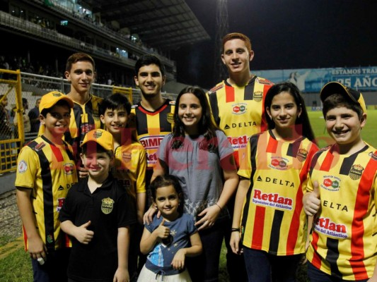 Ambiente en el estadio Morazán previo al partido de semifinal entre Real España vs Marathón