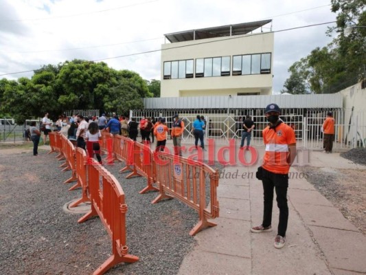 Periodistas y empleados de EL HERALDO reciben vacuna contra el covid-19