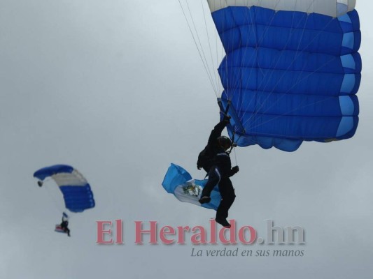 FOTOS: Así fue el show de los paracaidistas en los desfiles patrios