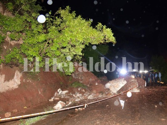 Fotos del dramático rescate de personas soterradas en la colonia Los Llanos de la capital