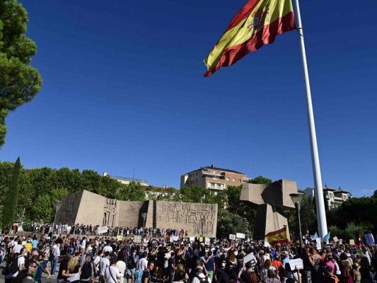 Imágenes: Fuertes protestas en Madrid tras medidas de bioseguridad adoptadas por el gobierno