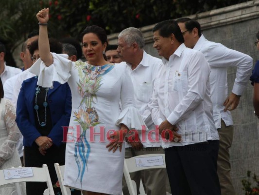 De vestido blanco y zapatos azules, así llegó Ana de Hernández al grito de independencia 2019