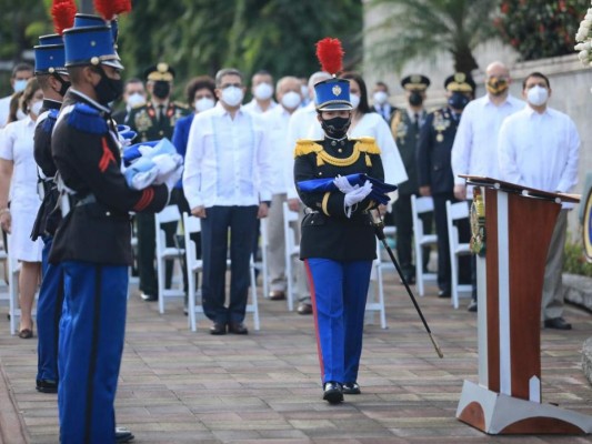 Algarabía en Plaza de las Banderas para conmemorar los 199 años de Independencia