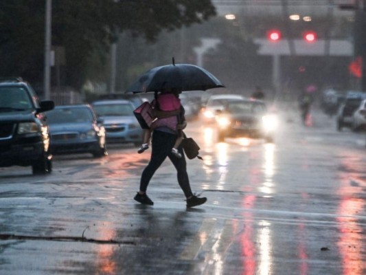 Las imágenes: Eta lleva aguaceros a las calles ya inundadas de Florida