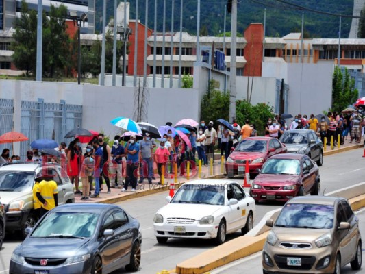 Cientos de hondureños acuden a recibir la segunda dosis contra el covid-19 (Fotos)